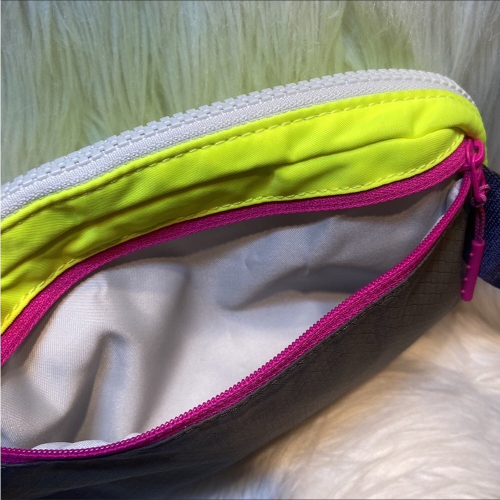 Lululemon Everywhere Belt Bag - Picture 14 of 14